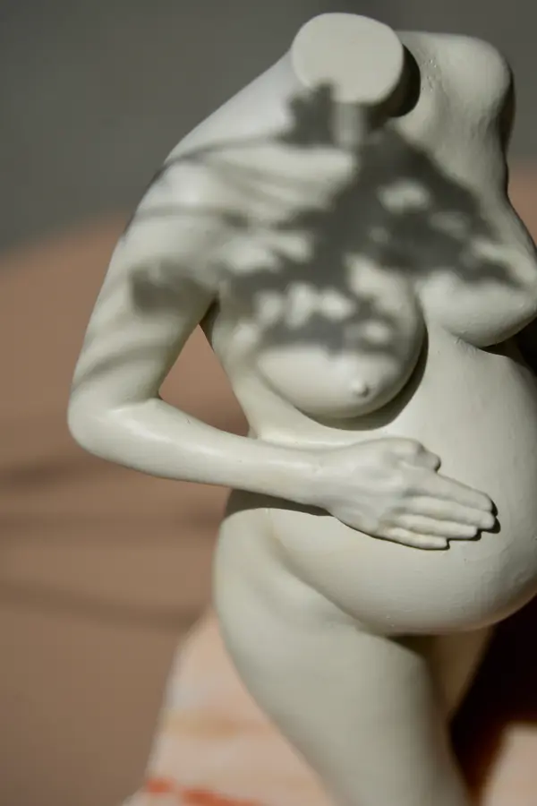 Sculpture de grossesse Arte-Lumina beige, ombres de feuilles