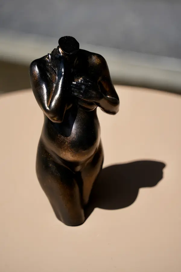 Sculpture de grossesse Arte-Lumina teinte bronze foncé au soleil