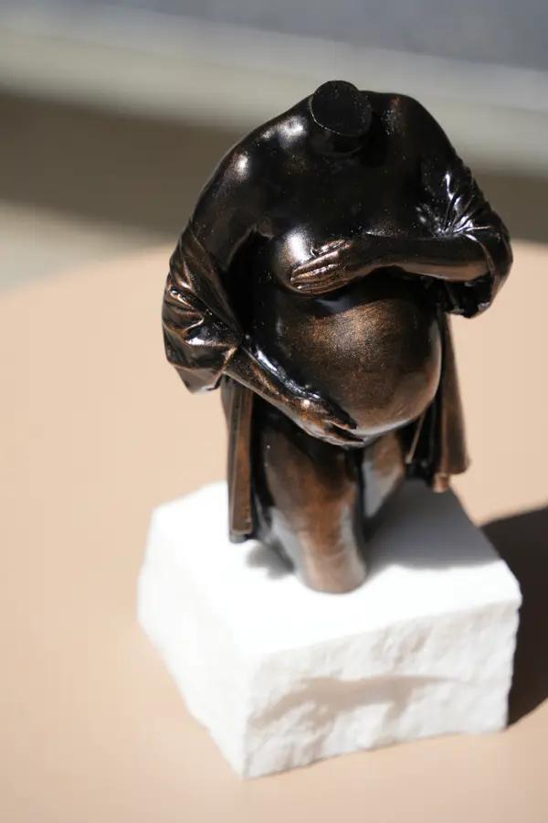 Sculpture de grossesse Arte-Lumina teinte bronze avec kimono sur une pierre blanche brute
