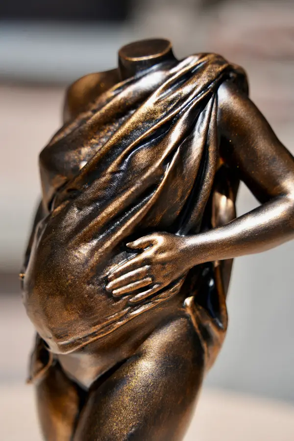 Sculpture de grossesse Arte-Lumina teinte bronze mat avec drapé