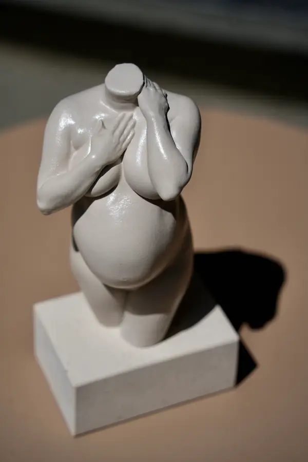 Sculpture de grossesse Arte-Lumina blanc mat sur un socle blanc