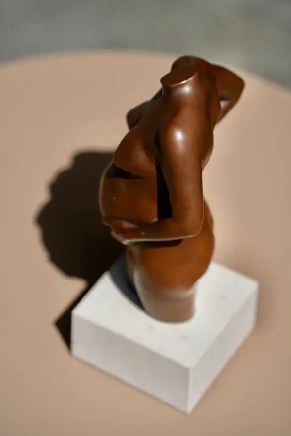 Sculpture Atelier-Bronze de profil, avec la courbe du ventre